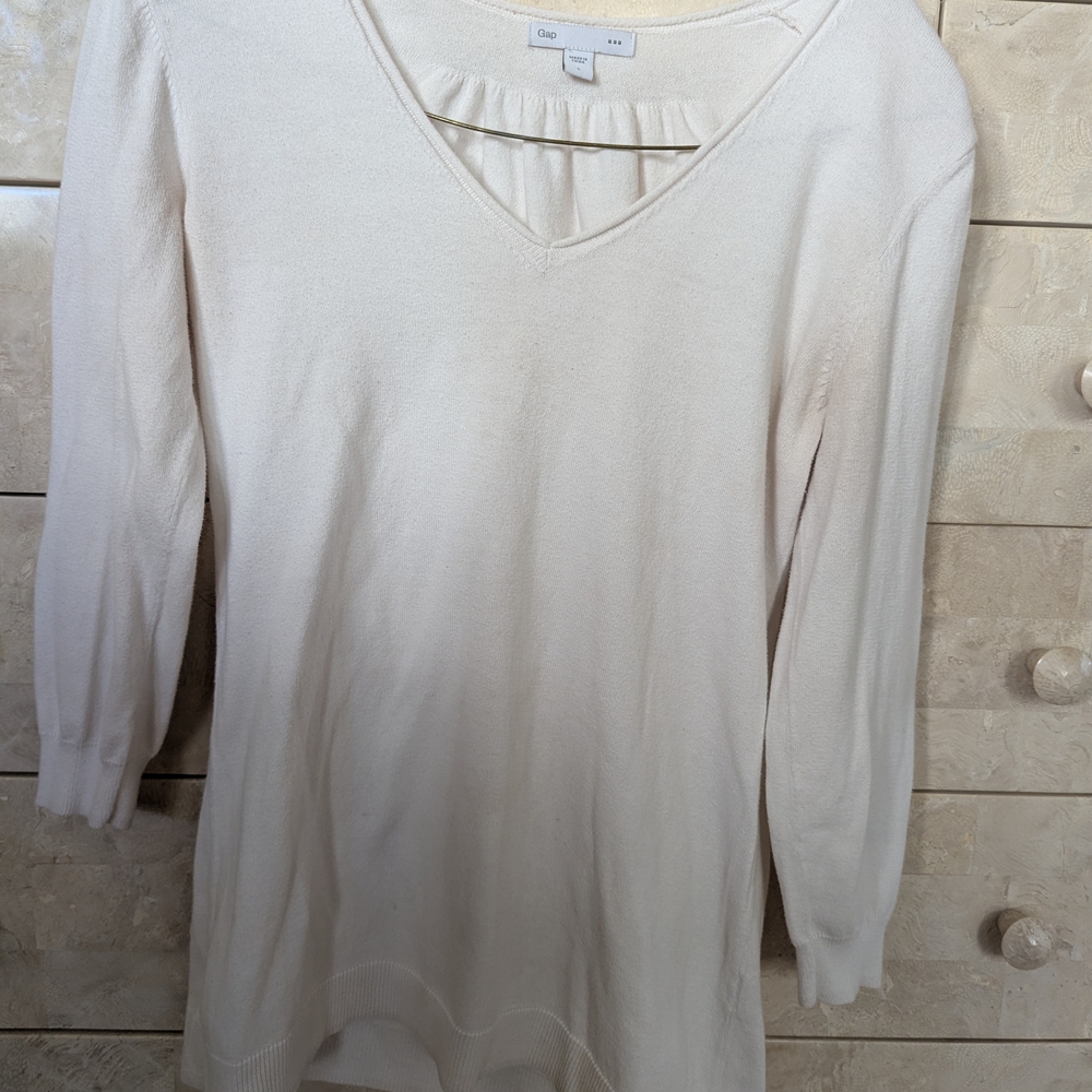 Gap Chic White V-Neck Women's Top